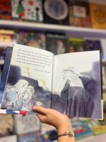 "Refuge" conta a história do Natal e da fuga de Jesus, Maria e José dos soldados de Herodes para o Egito. Este é um livro intemporal, com uma mensagem que não poderia ser mais relevante nos dias de hoje.