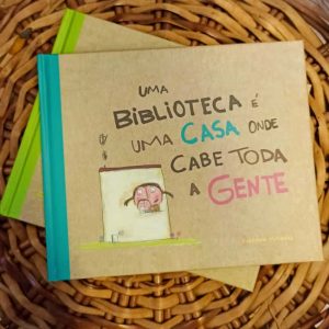 "A Biblioteca é uma força viva ao serviço da educação, cultura e informação, e um agente essencial para a promoção da paz e do bem-estar espiritual através do pensamento dos homens e mulheres."