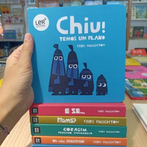 “Chiu! temos um plano!” assim começa a história deste livro. Um plano em que não podem fazer barulho para conseguir apanhar um lindo pássaro colorido.