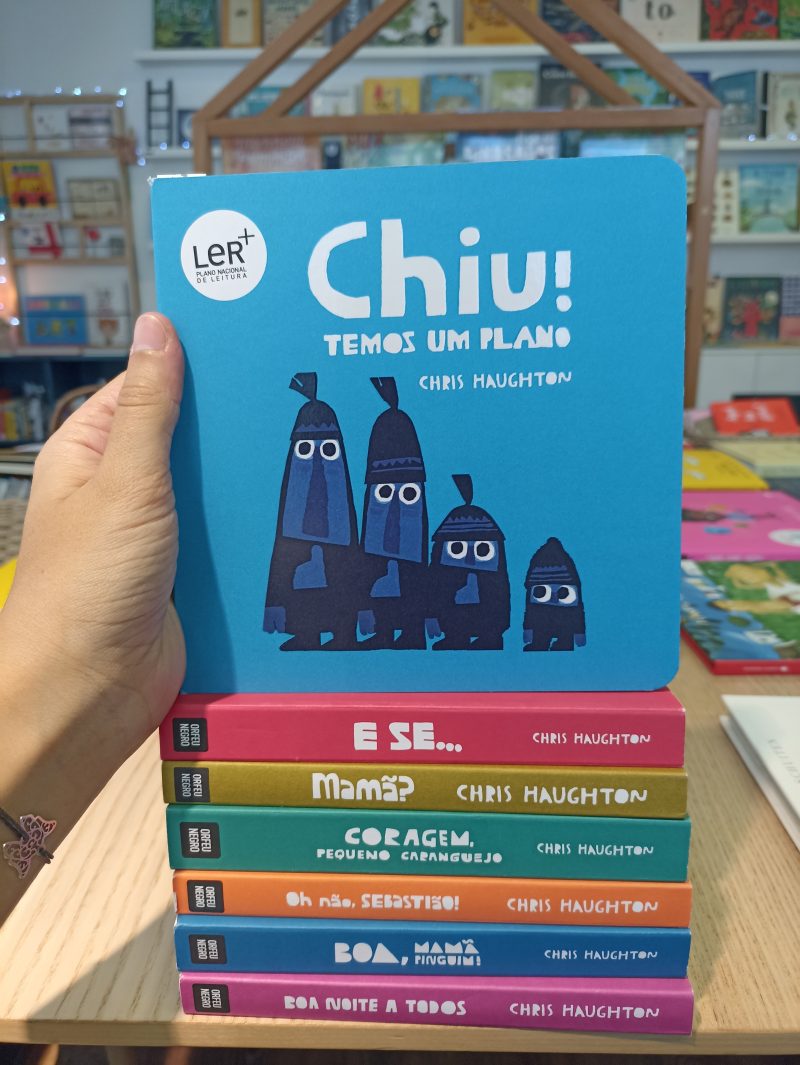 “Chiu! temos um plano!” assim começa a história deste livro. Um plano em que não podem fazer barulho para conseguir apanhar um lindo pássaro colorido.