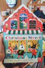 No livro de Natal "Christmas Street", em acordeão e com "janelas/abas" para abrir, descobrimos o que acontece em cada casa desta rua ilustrada.