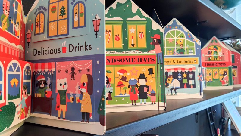 No livro de Natal "Christmas Street", em acordeão e com "janelas/abas" para abrir, descobrimos o que acontece em cada casa desta rua ilustrada.