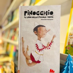 livro ilustrado em italiano, Alexandre Rampazo faz uso do próprio livro como objeto para criar uma narrativa em um belo jogo de espelhos ao contrapor Pinóquio, o famoso boneco de madeira, imaginando-se na pele de outros personagens do clássico de Carlo Collodi.