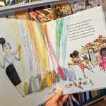 “Aida Batista, cientista” é um livro ilustrado que nos apresenta uma menina curiosa que está determinada em usar a ciência para compreender o mundo que a rodeia.