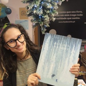 “Algures na neve” é um livro maravilhoso que tem tudo para se tornar um novo clássico de Natal e inverno.