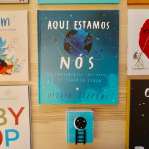 Escrito por Oliver Jeffers nos dois primeiros meses de vida do seu filho, e procurando explicar-lhe as várias coisas que achava que ele precisava de saber, "Aqui estamos nós" é um livro vivo e afetivo sobre o modo como o planeta e os seres humanos devem ser amados e respeitados.