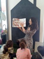 "Daqui ninguém passa" é um livro sobre liberdade, ditadura e revolução. Premiado internacionalmente, esta é uma história divertida, com uma ilustração cheia de pormenores para descobrir.