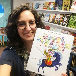 "Daqui ninguém passa" é um livro sobre liberdade, ditadura e revolução. Premiado internacionalmente, esta é uma história divertida, com uma ilustração cheia de pormenores para descobrir.