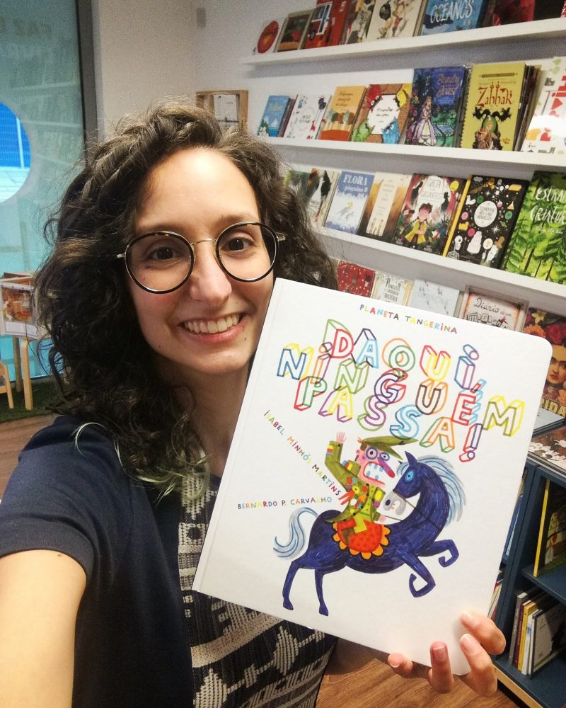 "Daqui ninguém passa" é um livro sobre liberdade, ditadura e revolução. Premiado internacionalmente, esta é uma história divertida, com uma ilustração cheia de pormenores para descobrir.