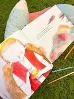 O livro ilustrado “De onde vêm as ideias?” convida as crianças e os mais crescidos a explorarem o universo invisível e mágico da criatividade.