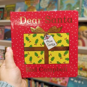 Com ilustrações coloridas e um texto simples e envolvente, Dear Santa de Rod Campbell certamente encantará crianças pequenas - e o formato de livro de cartão e as janelas de cartão resistentes tornam este livro perfeito para mãos pequenas e curiosas.