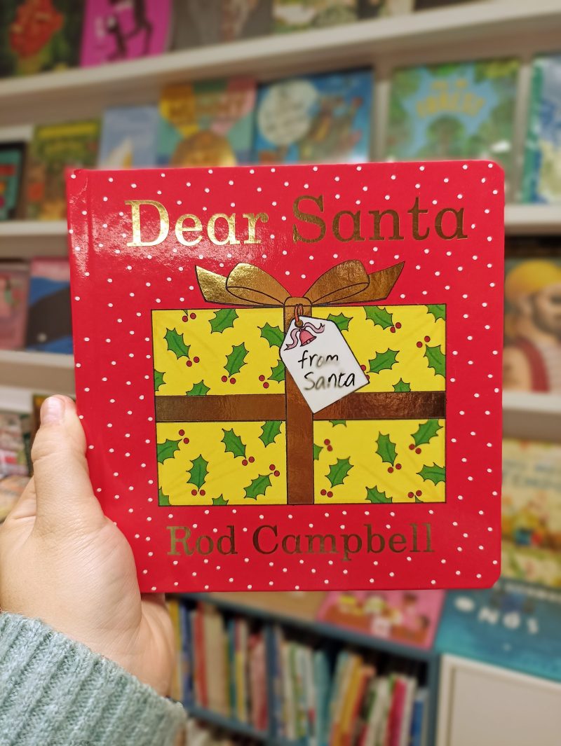 Com ilustrações coloridas e um texto simples e envolvente, Dear Santa de Rod Campbell certamente encantará crianças pequenas - e o formato de livro de cartão e as janelas de cartão resistentes tornam este livro perfeito para mãos pequenas e curiosas.