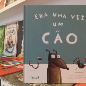 O livro ilustrado "Era uma vez um cão" apresenta um texto divertido, rimado e de repetição escrito por Adélia Carvalho, acompanhado pelas ilustrações de João Vaz de Carvalho.