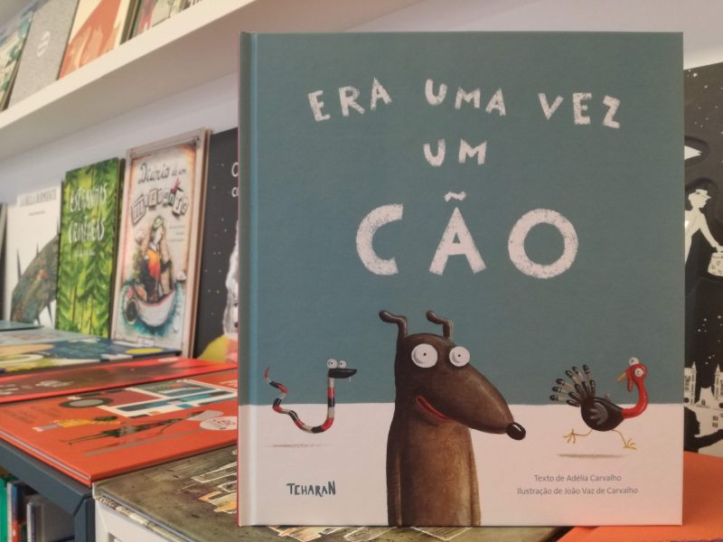 O livro ilustrado "Era uma vez um cão" apresenta um texto divertido, rimado e de repetição escrito por Adélia Carvalho, acompanhado pelas ilustrações de João Vaz de Carvalho.