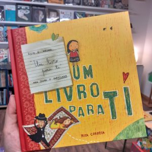 "Um livro para ti" fala-nos sobre o poder da partilha. Um livro para ti e para mim também. Afinal há leituras que se fazem melhor a quatro mãos ou a duas vozes (ou mais!).