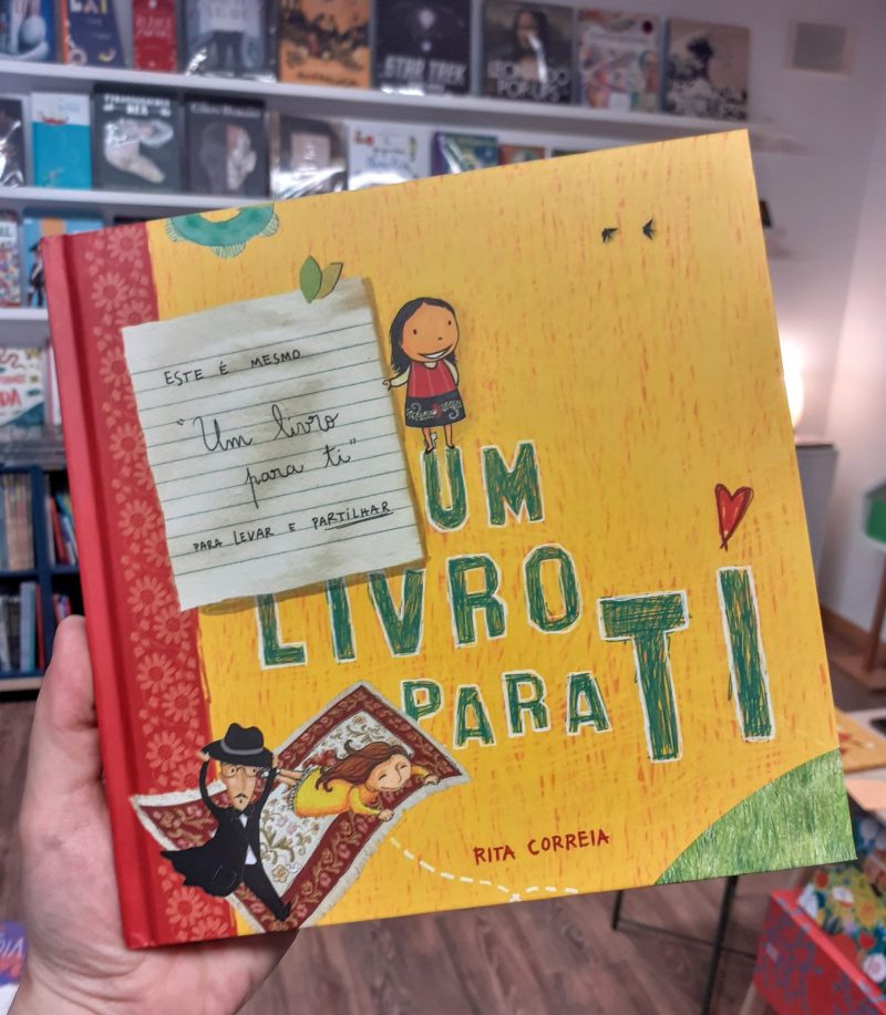 "Um livro para ti" fala-nos sobre o poder da partilha. Um livro para ti e para mim também. Afinal há leituras que se fazem melhor a quatro mãos ou a duas vozes (ou mais!).