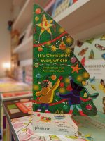 Numa celebração global do Natal, este livro carrossel em formato de árvore em folhas duras pode ser aberto e montado para criar uma árvore de Natal que se segura sozinha usando um íman magnético integrado.