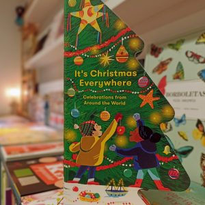 Numa celebração global do Natal, este livro carrossel em formato de árvore em folhas duras pode ser aberto e montado para criar uma árvore de Natal que se segura sozinha usando um íman magnético integrado.