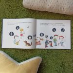 "Onde está a Lua?" é a pergunta que Paulo (um menino muito curioso) fez, quando a lua desapareceu! Numa noite, ele observou-a e ela brilhava no céu grande e redonda.