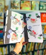 Os protagonistas do livro "Onsen - Qué hacen los monos?" são macacos que vivem no topo de uma montanha nevada e procuram calor nas suas fontes termais.