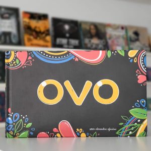 "OVO é um livro ilustrado sem palavras que nos leva a uma viagem por Portugal, mostrando-nos como o Galo de Barcelos captou as suas cores características depois de decidir que não queria acabar num pastel de nata".