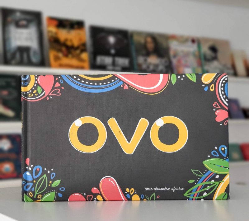 "OVO é um livro ilustrado sem palavras que nos leva a uma viagem por Portugal, mostrando-nos como o Galo de Barcelos captou as suas cores características depois de decidir que não queria acabar num pastel de nata".