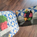 "OVO é um livro ilustrado sem palavras que nos leva a uma viagem por Portugal, mostrando-nos como o Galo de Barcelos captou as suas cores características depois de decidir que não queria acabar num pastel de nata".