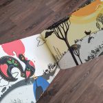 "OVO é um livro ilustrado sem palavras que nos leva a uma viagem por Portugal, mostrando-nos como o Galo de Barcelos captou as suas cores características depois de decidir que não queria acabar num pastel de nata".