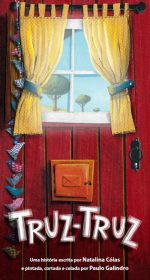 "Truz Truz! Quem é?! É a menina pequenina que tem uma meia rota no pé!"