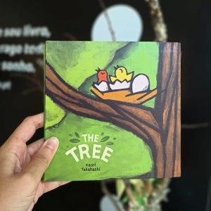 "The Tree" é um incrível livro que se desenrola em 6 partes, desvendando um mistério: Um gato numa árvore, uma maçã para mim, O que mais consegues ver, nesta árvore?