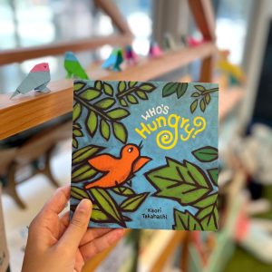 "Who's Hungry?" é um incrível livro que se desenrola em 6 partes, cartonado e sem texto. Dando ao leitor total liberdade para criar uma narrativa.