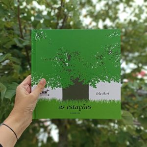 O livro "As estações" de Lela Mari é um livro sobre as estações do ano sem texto. A ilustrações começam no Inverno na altura em que um esquilo hiberna na sua toca junto a uma árvore.