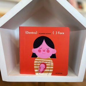 Este livro (dentro /fora) permite que as crianças brinquem e reflitam sobre a conexão entre a natureza das coisas e a ligação entre o interno e o externo a partir de diversas perspectivas.