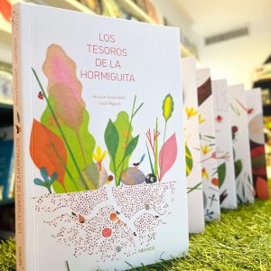 No caminho de volta para o formigueiro, a pequena formiga encontra uma semente de dente-de-leão, um galho, uma larva, uma pena… assim é a história deste livro encantador “Los tesoros de la hormiguita”