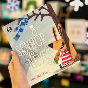 O senhor neves” é um livro ilustrado e cartonado, ideal para mãos pequenas. Tem ritmo, humor e um final inesperado. Celebra o encanto dos dias frios de inverno e a magia de criar um boneco de neve , da autora natalina cóias