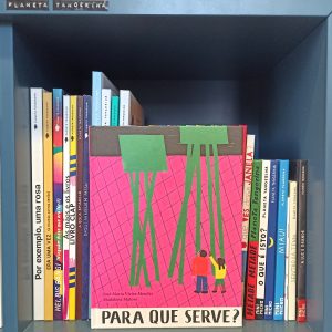 O livro "Para que serve?" é feito de inúmeras perguntas, e em vez de responder às perguntas, este faz perguntas às perguntas, sobretudo às perguntas que aparecem muitas vezes.