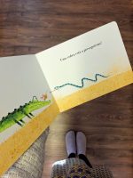 As suas ilustrações são tradicionais e repletas de texturas, enigmas visuais inteligentes e histórias que equilibram simplicidade com uma profundidade surpreendente. Os seus livros falam tanto a adultos quanto a crianças, seja explorando temas como amizade, medo, imaginação ou a alegria de criar coisas juntos.