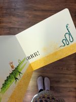 As suas ilustrações são tradicionais e repletas de texturas, enigmas visuais inteligentes e histórias que equilibram simplicidade com uma profundidade surpreendente. Os seus livros falam tanto a adultos quanto a crianças, seja explorando temas como amizade, medo, imaginação ou a alegria de criar coisas juntos.