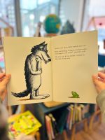 "I am so strong" do autor Mario Ramos é um ótimo livro ilustrado em inglês para uma ótima leitura em voz alta, tanto para famílias, como para salas de aula. Uma história encantadora para qualquer pessoa que já tenha conhecido um lobo convencido demais.