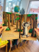"I am so strong" do autor Mario Ramos é um ótimo livro ilustrado em inglês para uma ótima leitura em voz alta, tanto para famílias, como para salas de aula. Uma história encantadora para qualquer pessoa que já tenha conhecido um lobo convencido demais.