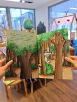 "I am so strong" do autor Mario Ramos é um ótimo livro ilustrado em inglês para uma ótima leitura em voz alta, tanto para famílias, como para salas de aula. Uma história encantadora para qualquer pessoa que já tenha conhecido um lobo convencido demais.