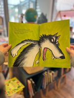 "I am so strong" do autor Mario Ramos é um ótimo livro ilustrado em inglês para uma ótima leitura em voz alta, tanto para famílias, como para salas de aula. Uma história encantadora para qualquer pessoa que já tenha conhecido um lobo convencido demais.