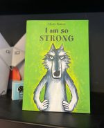 "I am so strong" do autor Mario Ramos é um ótimo livro ilustrado em inglês para uma ótima leitura em voz alta, tanto para famílias, como para salas de aula. Uma história encantadora para qualquer pessoa que já tenha conhecido um lobo convencido demais.