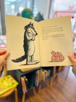 "I am so strong" do autor Mario Ramos é um ótimo livro ilustrado em inglês para uma ótima leitura em voz alta, tanto para famílias, como para salas de aula. Uma história encantadora para qualquer pessoa que já tenha conhecido um lobo convencido demais.