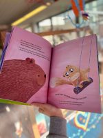 O livro ilustrado “O baloiço” é dos autores portugueses Catarina Pedro e Carlo Giovanni. É perfeito para explorar com as crianças temas como a partilha, as emoções e a importância de viver situações inesperadas com leveza e diversão.