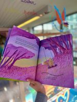 O livro ilustrado “O baloiço” é dos autores portugueses Catarina Pedro e Carlo Giovanni. É perfeito para explorar com as crianças temas como a partilha, as emoções e a importância de viver situações inesperadas com leveza e diversão.