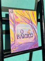 O livro ilustrado “O baloiço” é dos autores portugueses Catarina Pedro e Carlo Giovanni. É perfeito para explorar com as crianças temas como a partilha, as emoções e a importância de viver situações inesperadas com leveza e diversão.