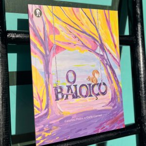 O livro ilustrado “O baloiço” é dos autores portugueses Catarina Pedro e Carlo Giovanni. É perfeito para explorar com as crianças temas como a partilha, as emoções e a importância de viver situações inesperadas com leveza e diversão.