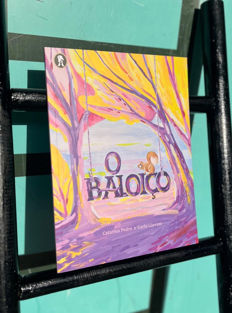 O livro ilustrado “O baloiço” é dos autores portugueses Catarina Pedro e Carlo Giovanni. É perfeito para explorar com as crianças temas como a partilha, as emoções e a importância de viver situações inesperadas com leveza e diversão.