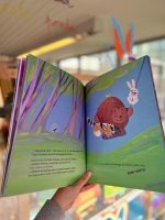 O livro ilustrado “O baloiço” é dos autores portugueses Catarina Pedro e Carlo Giovanni. É perfeito para explorar com as crianças temas como a partilha, as emoções e a importância de viver situações inesperadas com leveza e diversão.